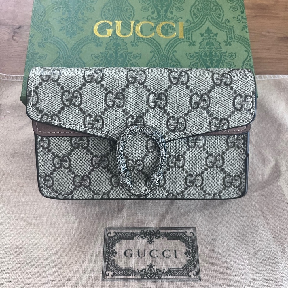 GG Supreme Shoulder Bag in Beige and Brown